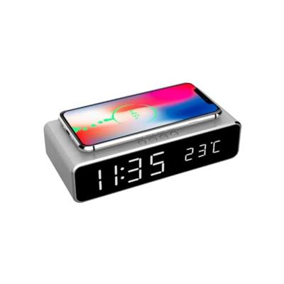 Digitale wekker met draadloze laadfunctie voor smartphone •zilver• Digitale wekker met draadloze laadfunctie voor smartphone •zilver•