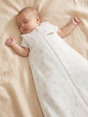 Mouwloze, aanpasbare trappelzak met centrale opening bio KONIJN AOP wit, bedrukt