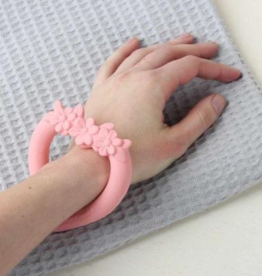 A Little Lovely Company bijtring Bloemen hart meisjes 11 cm rubber A Little Lovely Company bijtring Bloemen hart meisjes 11 cm rubber