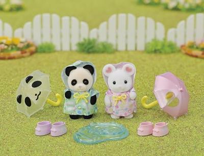 Gelede figuren - SYLVANIAN FAMILIES - Babyduo in regenpakken - Panda en Marshmallow Mouse