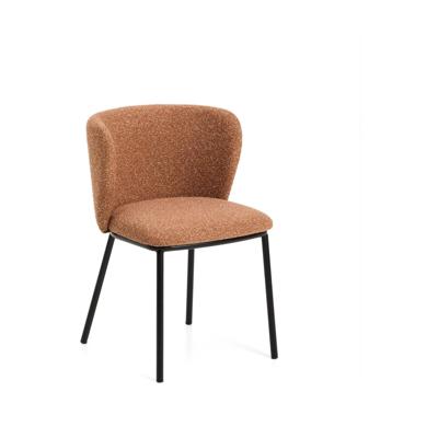 Kave Home Ciselia eetkamerstoel dik chenille Terra poot zwart