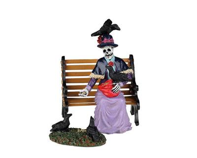 Lemax feeding the birds s/2 halloween figuur Spooky Town 2022 Lemax feeding the birds s/2 halloween figuur Spooky Town 2022