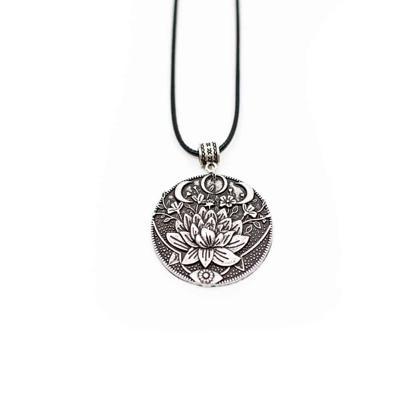 Tibetaanse Hanger Lotus & Maan - Zilverkleurig Tibetaanse Hanger Lotus & Maan - Zilverkleurig