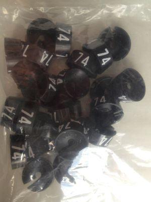 MB zwart/wit 74 voor op kledinghanger