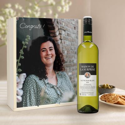 Wijnpakket in bedrukte kist - Maison de la Surprise - Merlot, Syrah en Sauvignon Blanc Wijnpakket in bedrukte kist - Maison de la Surprise - Merlot, Syrah en Sauvignon Blanc