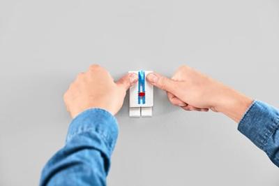 tesa tesa ® zelfklevende tape & pleister in verpakking van 3 stuks - in hoogte verstelbaar - zelfklevende spijker - Ideal voor doek & wigframe - houder tesa tesa ® zelfklevende tape & pleister in verpakking van 3 stuks - in hoogte verstelbaar - zelfklevende spijker - Ideal voor doek & wigframe - houder