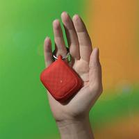 Catalyst Ring Clip Case voor AirPods 1 en 2 - Siliconen AirPods-case met textuurpatroon, hoogglanzende oppervlakteafwerking met extra grip, compatibel met draadloos opladen - Rood - thumbnail