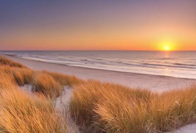 Schilderij - Duinen en strand bij zonsondergang op Texel , Multikleur ,2 maten , Premium print