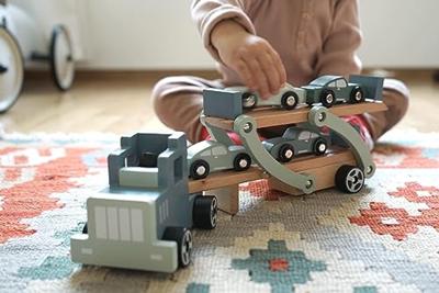 Small Foot houten vrachtwagen transporter chicago met auto's, 9dlg. Small Foot houten vrachtwagen transporter chicago met auto's, 9dlg.