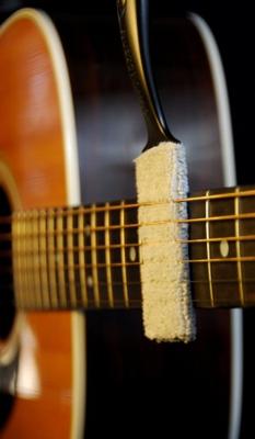 MusicNomad MN205 The Nomad Tool String, Body & Hardware Cleaning schoonmaakborstel voor gitaar en versterker - thumbnail