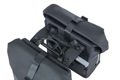 Basil soho dubbele fietstas nordlicht - waterdicht, pu, rolltopsluiting, geschikt voor mik, 41 ltr, night zwart