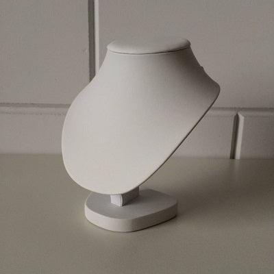 Collierhalsje wit kunstleer hoog 22cm