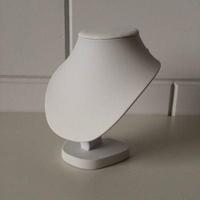 Collierhalsje wit kunstleer hoog 22cm - thumbnail