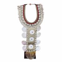 Traditionele Halsketting van Schelpen en Jute Op Standaard - thumbnail