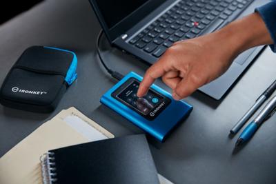 Kingsong IronKey Vault Privacy 80 960 GB Externe harde schijf (3,5 inch) USB-C Blauw IKVP80ES/960G