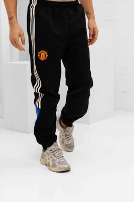 Manchester United UBP Trainingsbroek Senior - Maat L - Kleur: Zwart | Soccerfanshop Manchester United UBP Trainingsbroek Senior - Maat L - Kleur: Zwart | Soccerfanshop