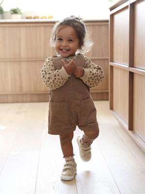 Salopet met korte broek voor baby's in ribfluweel pecannoot Salopet met korte broek voor baby's in ribfluweel pecannoot