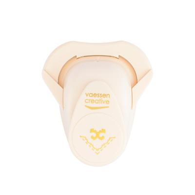 Vaessen Creative • hoekpons krul met sierrand