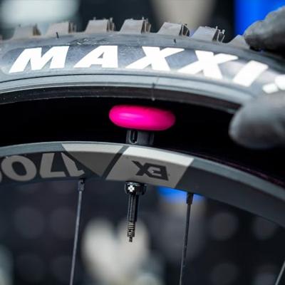 Muc-Off stealth tubeless tag holder & 44mm valve kit