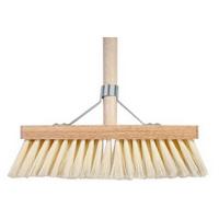 Zaalbezem 30 cm met beugel en houten steel 140 cm - thumbnail