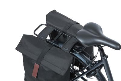 Basil city dubbele fietstas - waterafstotend polyester - zwart - universal bridge systeem - 28-32l - thumbnail