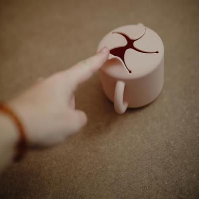 MUSHIE silicone snackbeker rozen MUSHIE silicone snackbeker rozen