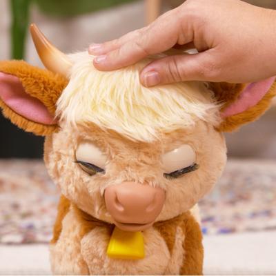 FurReal Maggie de koe interactieve knuffel