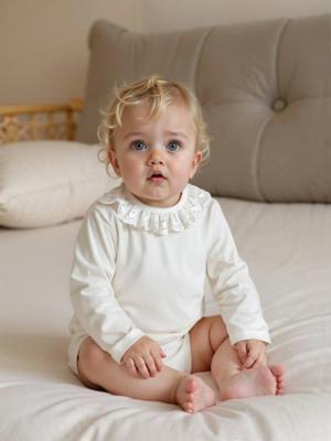 Babyromper met kraagje van Engels borduurwerk en lange mouwen ecru