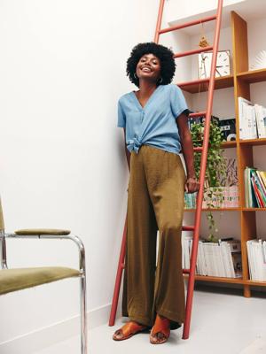 Drukknoop blouse voor zwangerschap en borstvoeding in lyocell stone