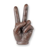 Gietijzeren sculptuur van een v-teken hand - roest look - thumbnail