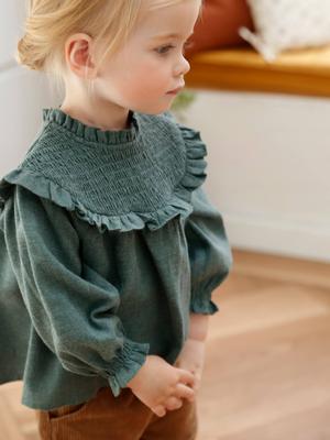 Babyblouse met smokwerk en bijpassende hoofdband groengrijs Babyblouse met smokwerk en bijpassende hoofdband groengrijs