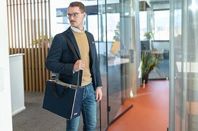 Sigel Laptoptas Desk Sharing Bag Bicolor M Synthetisch vilt Donkerblauw, Beige (b x h x d) 36 x 28 x 15 cm Geschikt voor max. (laptop): 39,1 cm (15,4) Sigel Laptoptas Desk Sharing Bag Bicolor M Synthetisch vilt Donkerblauw, Beige (b x h x d) 36 x 28 x 15 cm Geschikt voor max. (laptop): 39,1 cm (15,4)