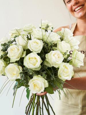 Wit rozenboeket met beregras