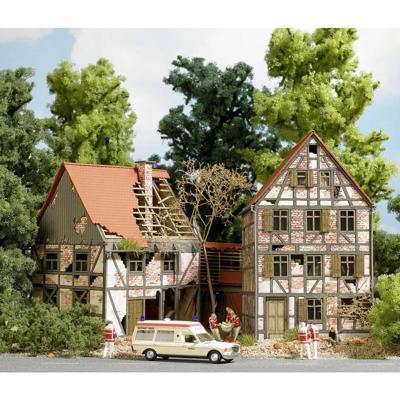 Busch 1667 H0 Vervallen vakwerkhuis