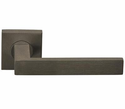 Formani Basics BSQ2-G deurkruk geveerd op vierkant rozet - brons