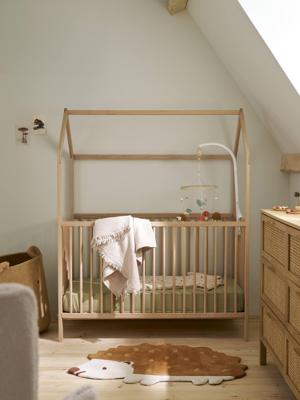 Babybed in de vorm van een hut hout Babybed in de vorm van een hut hout