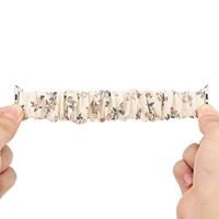 Elastisch scrunchie nylon bandje - Bloemenprint licht - Geschikt voor Apple Watch 38mm / 40mm / 41mm / 42mm - thumbnail