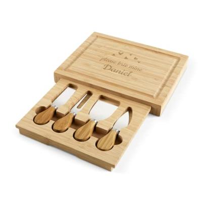 Kaasplank met mesjes graveren