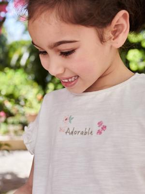 Geborduurd meisjes-T-shirt met 'adorable', korte mouwen, gesmokt ecru