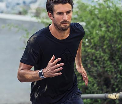 Fitbit Ionic: Adidas Edition LCD Polsband activiteitentracker Zilver