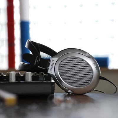 Koss UR40 stereo on-ear lichte hoofdtelefoon draagbaar opvouwbaar compatibel met iPhone, iPad en iPod, Android smartphones, tablets en MP3-spelers - zilver