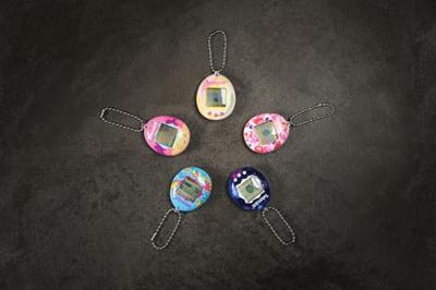 Tamagotchi - BANDAI - Origineel Tamagotchi - Memphis Style - virtueel elektronisch huisdier met kleurenscherm, 3 knoppen en spelletjes