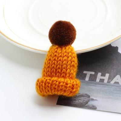 12PCS cute mini gebreide hairball Hat broche trui pinnen badge (donkergeel)