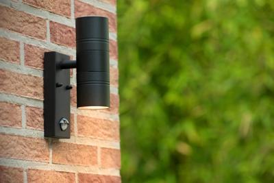Lucide ARNE-LED IR - Wandspot / Wandlamp Binnen/Buiten - Ø 6,3 cm - LED - GU10 - 2x5W 2700K - IP44 - Beweging & dag/nacht sensor - Zwart