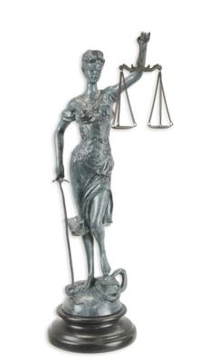 BRONZEN BEELD VAN VROUWE JUSTITIA MET GROENE AFWERKING