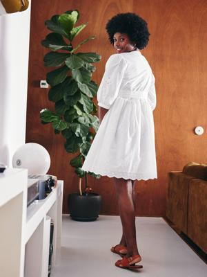 Kort geborduurd jurkje voor zwangerschap en borstvoeding wit