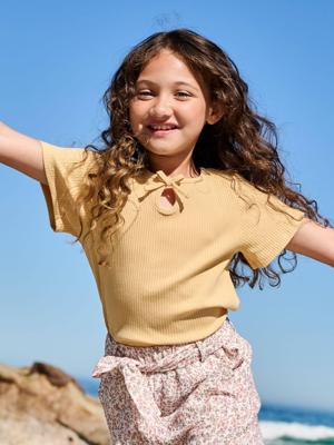 T-shirt voor meisjes met een fantasieknoop geel T-shirt voor meisjes met een fantasieknoop geel