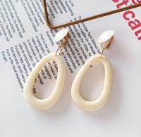 Retro vrouwen grote ronde geometrie uit ovale clip oorbellen (witte clip oorbel) - thumbnail