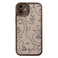 iPhone 12 bruine case - Abstract faces - thumbnail