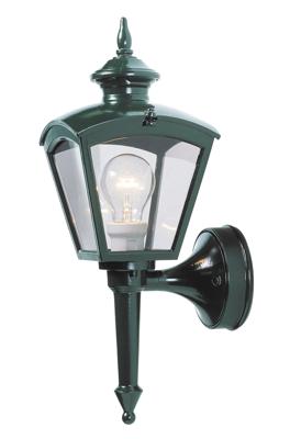 Klassieke buitenlamp voor tegen de muur in het groen
